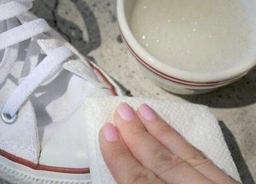 白鞋子怎么洗，白色的鞋子有污渍怎么清理干净一点图3