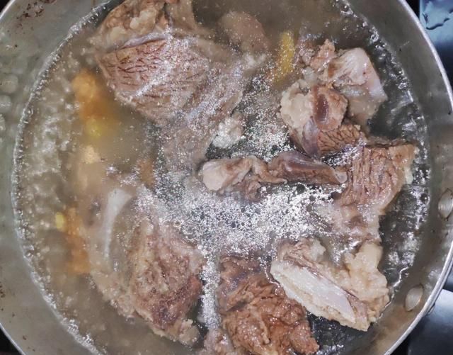 牛骨汤的做法，熬牛骨汤的做法和配料图4