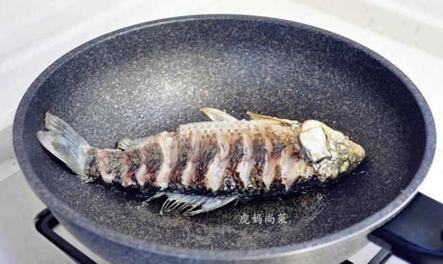 怎么熬鱼汤呢图4