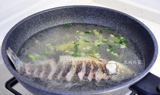 怎么熬鱼汤呢图6