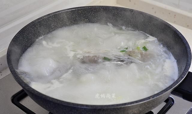 怎么熬鱼汤呢图7