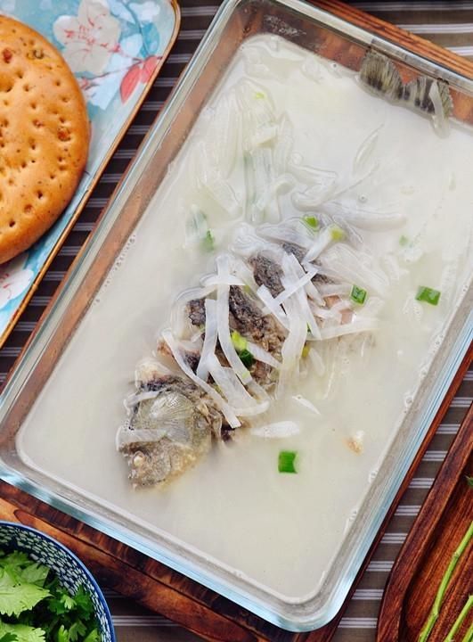 怎么熬鱼汤呢图8