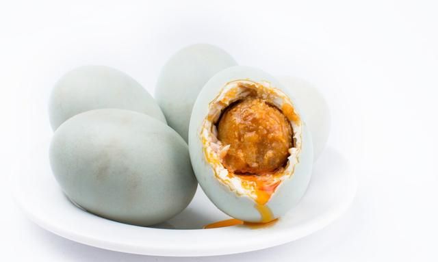 腌鸭蛋怎样才能出油图2