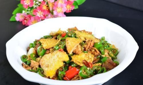 湖南最出名的菜是剁椒鱼头、辣椒炒肉，排名第三的是什么菜呢图2