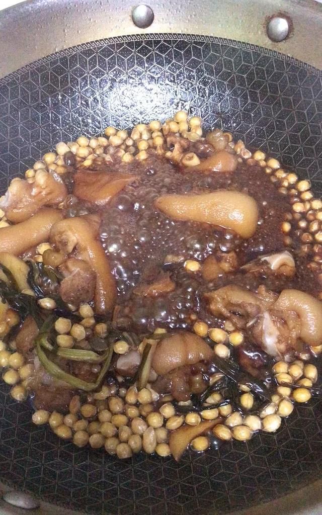 黄豆炖猪蹄汤的做法，大豆炖腊猪蹄的做法图1