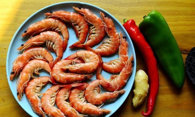虾煮几分钟就熟了，虾在开水中煮几分钟才能熟图2