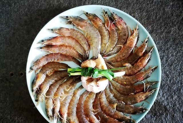 虾煮几分钟就熟了，虾在开水中煮几分钟才能熟图3