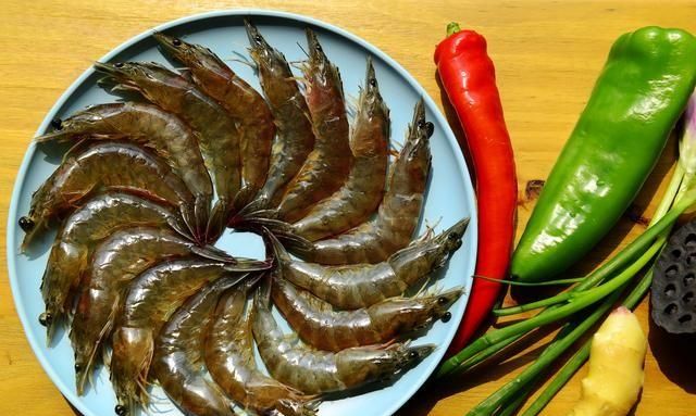 虾煮几分钟就熟了，虾在开水中煮几分钟才能熟图4