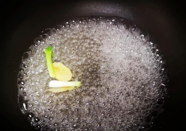 虾煮几分钟就熟了，虾在开水中煮几分钟才能熟图6