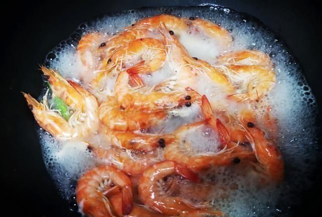 虾煮几分钟就熟了，虾在开水中煮几分钟才能熟图7