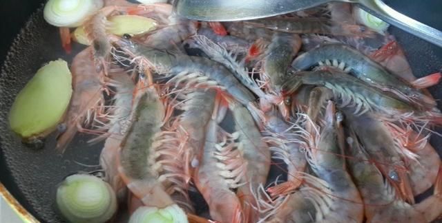 虾煮几分钟就熟了，虾在开水中煮几分钟才能熟图12