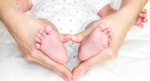 脚指甲变厚的原因，一岁多宝宝脚指甲发黄发厚上面还褪成皮图2