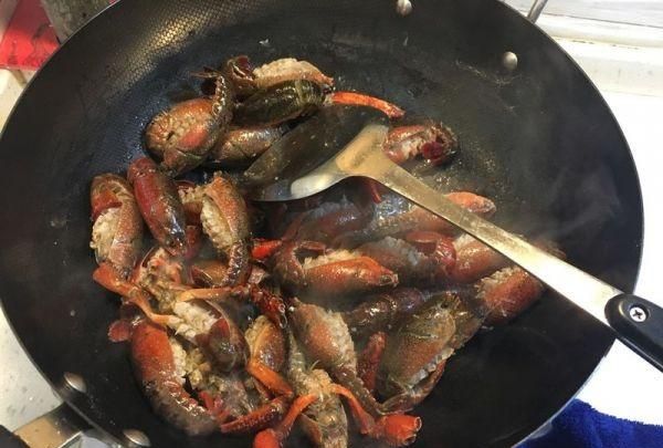 蒜泥龙虾怎么做，蒜蓉小龙虾怎么做最好吃图2