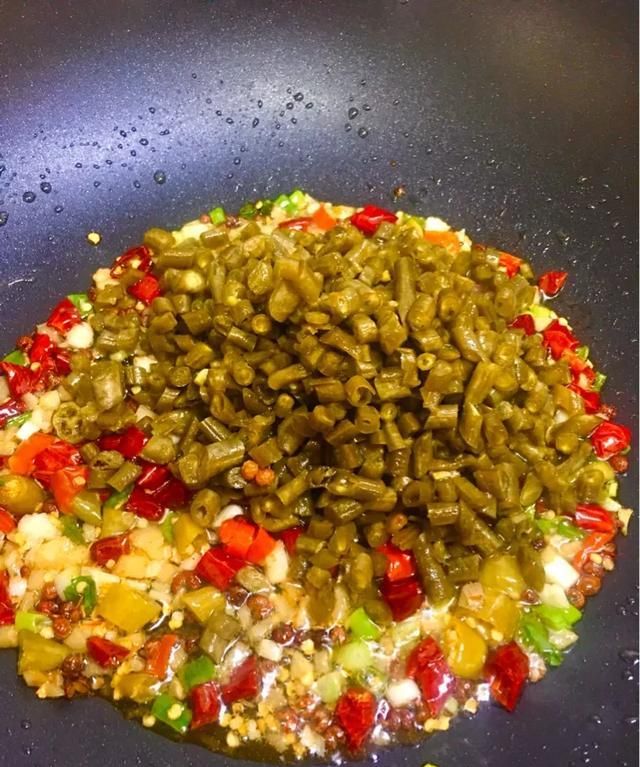 酸豆角炒肉末图5