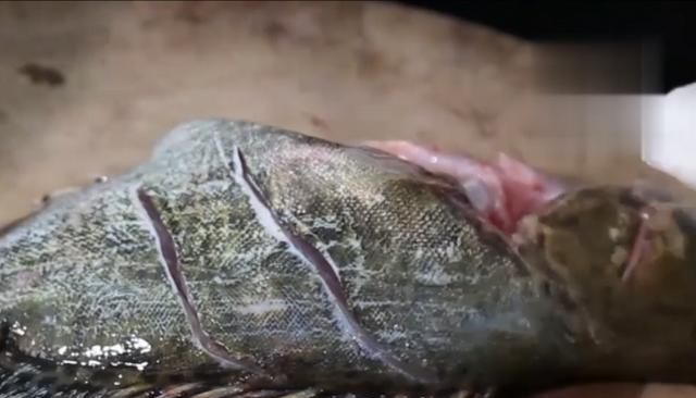 臭鳜鱼做法，安徽臭鳜鱼是怎么做出来的视频图2