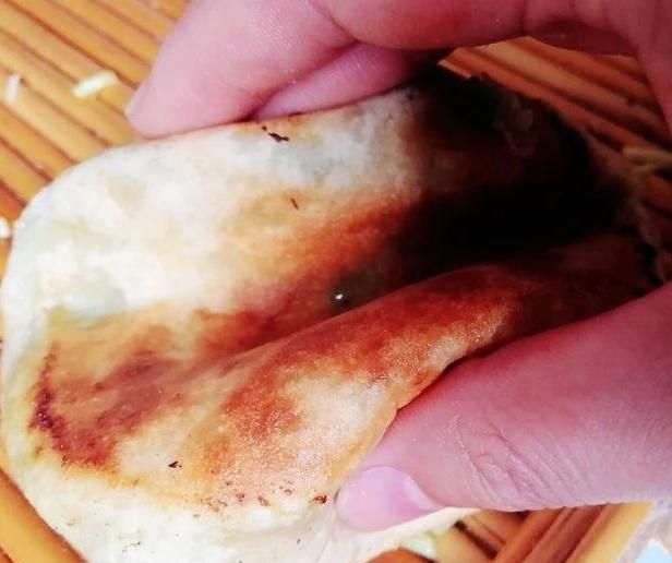 馅饼怎么和面，馅饼的面怎么和面又软又薄图1