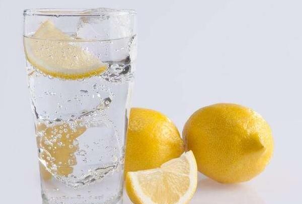 柠檬水减肥，柠檬泡水真的能减肥吗图1
