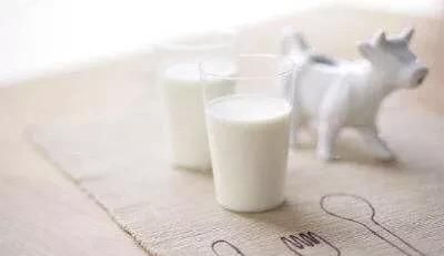 晚上可以喝牛奶吗，晚上能空腹喝牛奶好吗图2