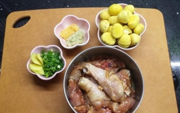 板栗烧鸡怎么烧最好吃图15