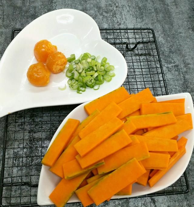 南瓜焗蛋黄怎么做图4