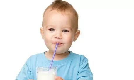 每天晚上喝牛奶好吗，儿童晚上睡前多久喝牛奶好图1