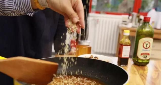 核桃仁怎么炒，大核桃仁怎么炒熟图6