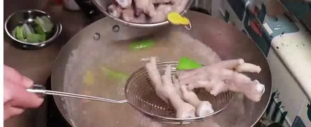 正宗泡椒凤爪的做法，教你正宗泡椒凤爪的家常做法视频图3
