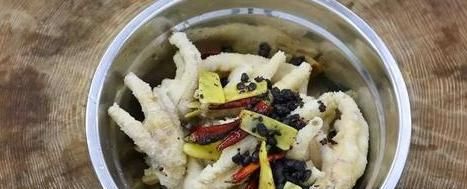 正宗泡椒凤爪的做法，教你正宗泡椒凤爪的家常做法视频图4