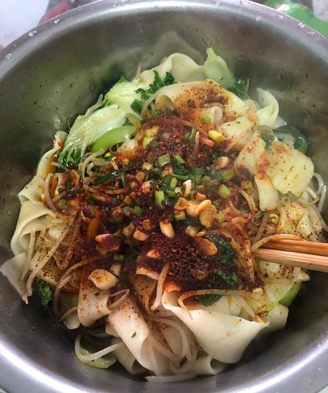 油泼面做法步骤，有谁知道正宗的陕西油泼面的做法和流程图图6
