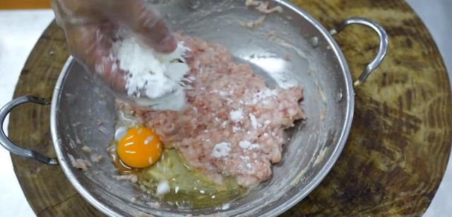 怎样炸肉丸子，炸肉丸子用面粉还是淀粉图3