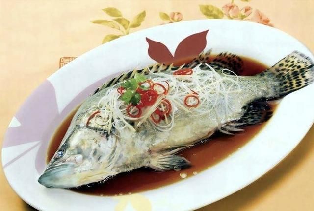 清蒸鳜鱼，清蒸鲈鱼是先浇热油还是先放蒸鱼豉油图1