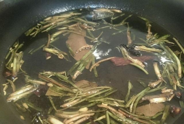 清蒸鳜鱼，清蒸鲈鱼是先浇热油还是先放蒸鱼豉油图2