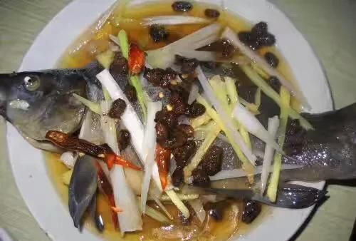 清蒸鳜鱼，清蒸鲈鱼是先浇热油还是先放蒸鱼豉油图7