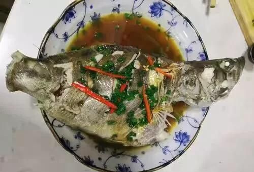 清蒸鳜鱼，清蒸鲈鱼是先浇热油还是先放蒸鱼豉油图9