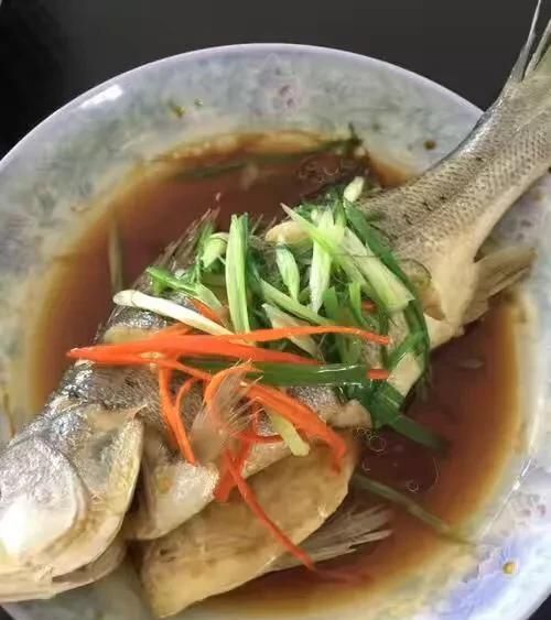 清蒸鳜鱼，清蒸鲈鱼是先浇热油还是先放蒸鱼豉油图10