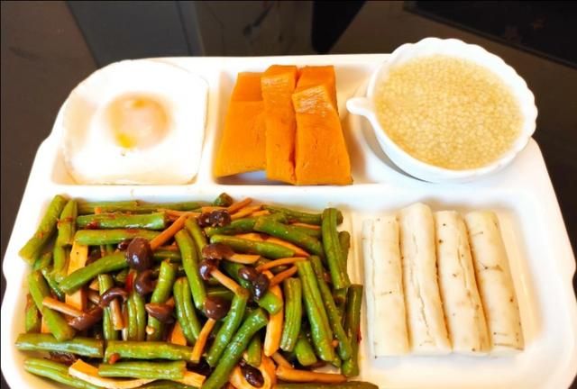 大家说说晚上都吃些什么饭大米饭，还是玉米粥，汤一类的饭图16