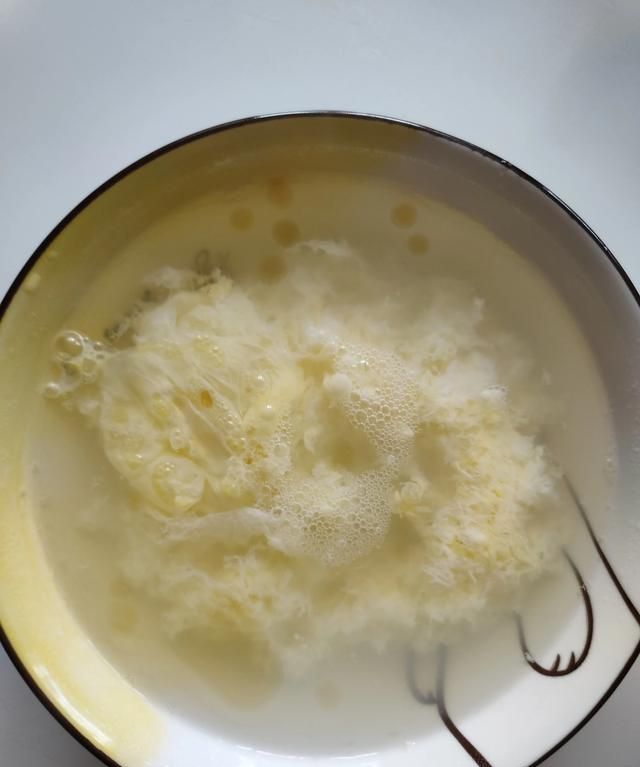 麻油鸡蛋，开水冲鸡蛋滴香油坚持喝身体会咋样消化科主任说出答案图2