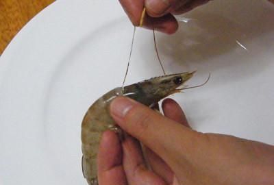 怎么挑红虾的虾线图2