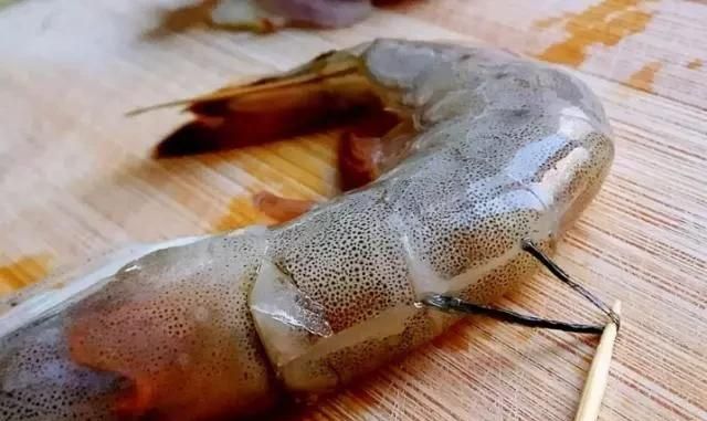 怎么挑红虾的虾线图6