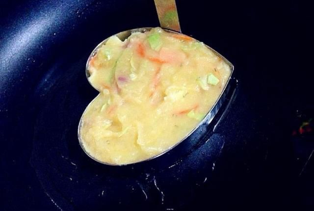 鸡蛋土豆饼，用土豆鸡蛋面粉做的土豆饼图13