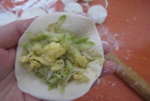 西葫芦鸡蛋饺子，西葫芦鸡蛋虾皮饺子怎么做好吃图7