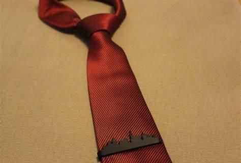 领带夹的位置，领带夹怎么佩戴图3