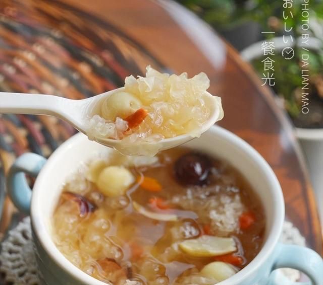 冰糖银耳莲子羹，安神食谱冰糖银耳莲子羹怎样做最好图2