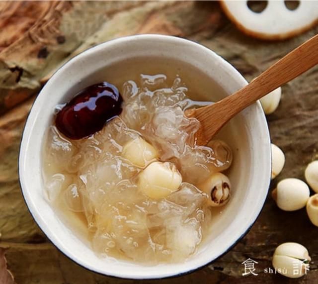 冰糖银耳莲子羹，安神食谱冰糖银耳莲子羹怎样做最好图3