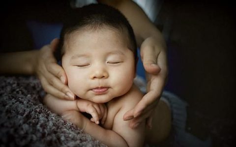 新生儿晒太阳，新生儿宝宝可以晒太阳吗?孩子晒太阳需要注意什么问题