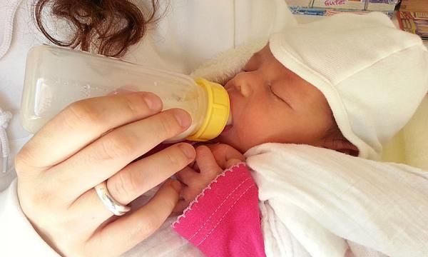 新生儿晒太阳，新生儿宝宝可以晒太阳吗?孩子晒太阳需要注意什么问题图2
