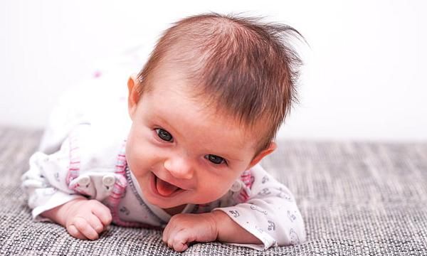 新生儿晒太阳，新生儿宝宝可以晒太阳吗?孩子晒太阳需要注意什么问题图8