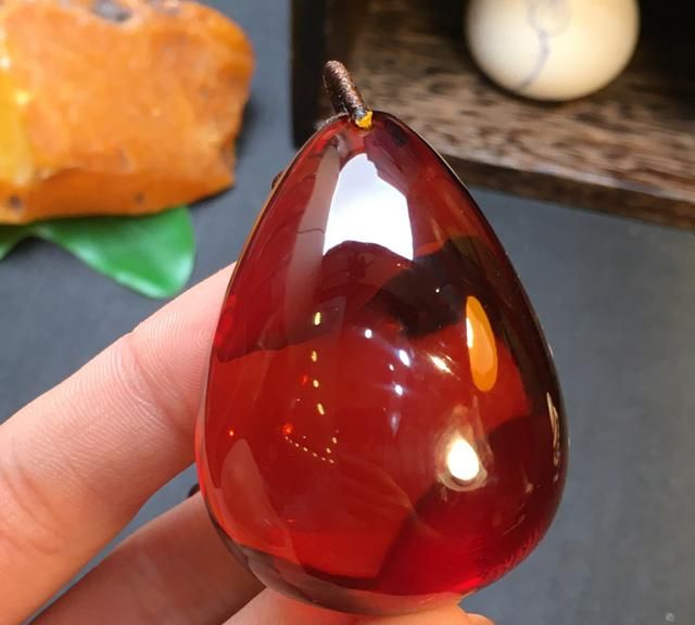 市面上的琥珀制品价格昂贵,颜值颇高,但从药用上说,琥珀也很有价值.