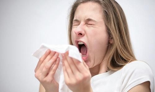 经常打喷嚏流鼻涕，鼻炎发作一直打喷嚏流鼻涕怎么办图3