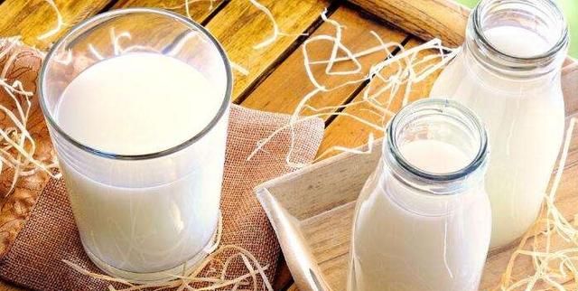 晚上喝牛奶好吗，减肥晚上适合喝牛奶吗图1